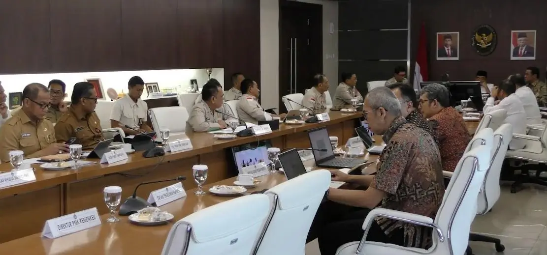 Kepala BNPB Letjen TNI Suharyanto, S. Sos., M.M. menghadiri rapat tingkat Menteri yang dipimpin oleh Menko PMK Muhadjir Effendy yang dihelat di Kantor Menko PMK, dan dihadiri juga oleh Menteri Pertanian Amran Sulaiman di Jakarta pada Senin (19/2). 